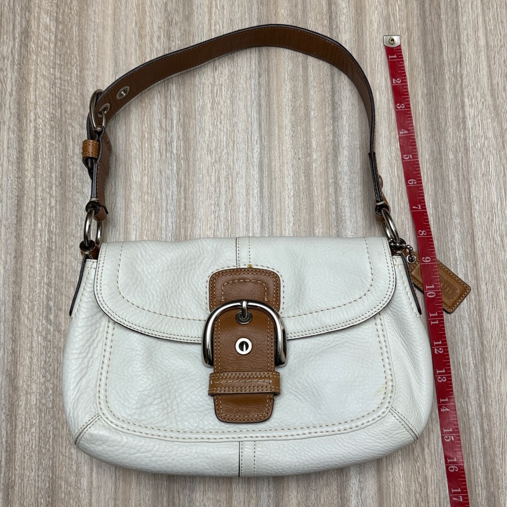 Vintage Coach Soho Flap Shoulder Bag in White / Tan Leather Is Authenticated - Picture 13 of 16